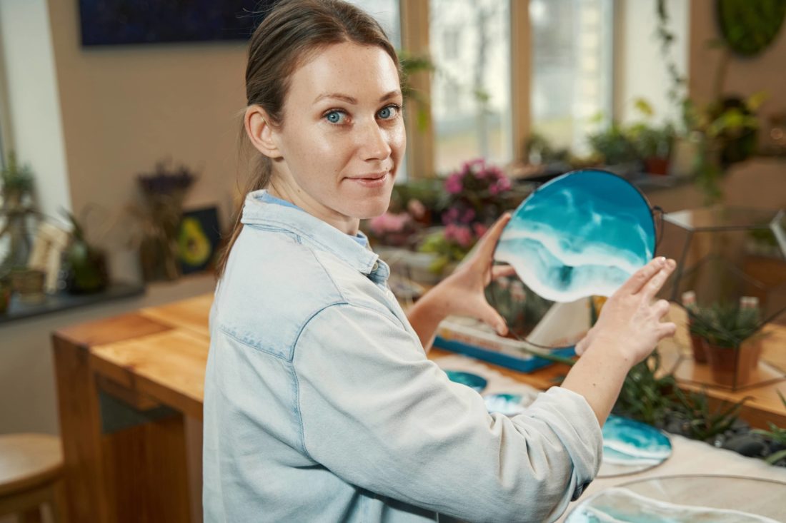 Mujer creando accesorios de resina artesanales